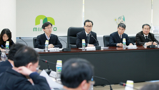 박원주 산업통상자원부 에너지자원실장(오른쪽 세번째)이 1일 오후 서울 종로구 석탄회관에서 '재생에너지 3020' 달성을 위한 광역지자체 협의회'를 주재하고 있다.   산업통상자원부 제공
